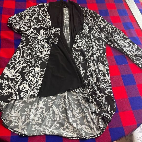 Vikki Vi Black White Floral Plus Size Cardigan Size 1X - Picture 3 of 8